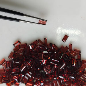 โกเมนสีแดงธรรมชาติ 5x2.5 มม. ทรงบาแกตต์ คุณภาพดีที่สุด พลอยหลวมสำหรับทำเครื่องประดับ - Product Image 2