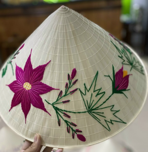Sombrero Cónico Clásico Vietnamita Hecho de Tejido de Hojas de Palma para Protección Solar, Uso Cultural en Vietnam - Product Image 6