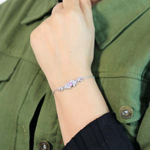 สร้อยข้อมือคริสตัลสีชมพูซาร์กันประดับด้วยลายดอกไม้สีเงิน - Product Image 1