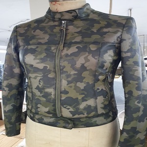 Chaqueta de Cuero Varsity Vintage de Alta Calidad, Corte Ajustado, Larga, con Logos Personalizados en Chenilla, Estilo Invernal - Product Image 3