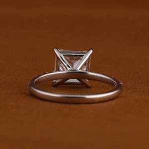 แหวนหมั้นเงินแท้ S925 ชุบทอง ประดับเพชรโมอิสซาไนต์ทรงเจ้าหญิง ตัวเรือนแบบ Eternity Band  ฝังแบบ Claw Setting สไตล์ฮิปฮอป เหมาะสำหรับเป็นของขวัญ - Product Image 2