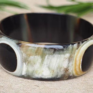 Brazaletes de cuerno de búfalo Vintage personalizables de lujo, joyería de cuerno de buey hecha a mano con estilo, moda pulida por Artesanías de media luna - Product Image 1