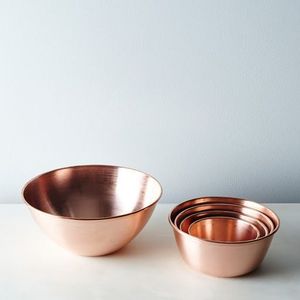 Bol de service décoratif en cuivre de qualité supérieure, utilisé pour présenter des fruits, des légumes, des desserts, des bonbons ou des arrangements de table festifs - Product Image 1