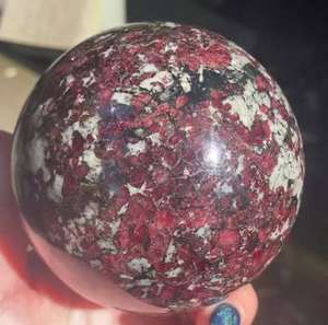 Sphère de cristal d'eudialyte naturelle polie, pierre précieuse de guérison - Product Image 2