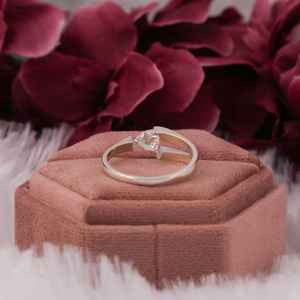 Anillo de compromiso de diamante de corte trillón, joyería hecha a mano, solitario con anillo de acento, anillo de regalo de aniversario, anillo de oro blanco - Product Image 6