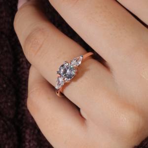 Bague en or véritable 18 carats à trois pierres avec diamant rond cultivé en laboratoire certifié HPHT CVD diamant certifié IGI - Product Image 1