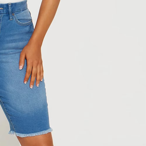 Shorts en jean taille haute pour femmes de haute qualité à la mode en gros Nouveau short en jean coupe ajustée à ourlet brut pour femmes de couleur bleue - Product Image 4