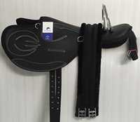 BLUHORSE Selle d'Exercice Synthétique pour Cheval de Course, Ensemble Complet 4 Pièces Personnalisable, Durable, Équitation Anglaise, Plastique Incassable