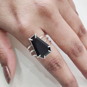 แหวนผู้หญิง รูปทรงโลงศพ ประดับพลอยออนิกซ์สีดำ ของขวัญวันครบรอบเดือนธันวาคม ทำด้วยมือ แหวนเงินแท้ 925 - Product Image 4