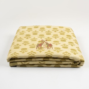 Hermosa tela de algodón estampada a mano con motivos florales para ropa, ropa de cama y decoración del hogar. - Product Image 5