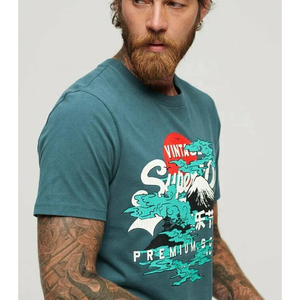 Camiseta de Manga Corta Color Verde Azulado para Hombre con Estampado de Montaña, Corte Regular, Cuello Redondo, 100% Trackstar OEM, Marca Privada TSI-G05-P0158 - Product Image 2