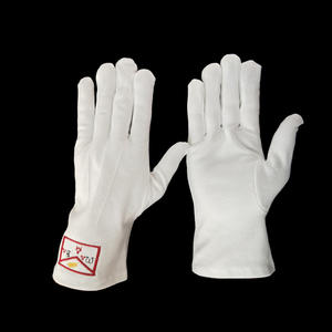 قفازات بيضاء قطنية كلاسيكية ذات شعار مطرز من قماش المسوني بتصميم القوس الملكي بتقليد يورك مع شعار أحمر ثلاثي - Product Image 4