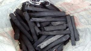 Carbón Vegetal de Madera Dura de Alta Calidad, Sin Humo y Ecológico, Briquetas de Carbón Negro, Carbón de Roble para Asar, en Venta - Product Image 4