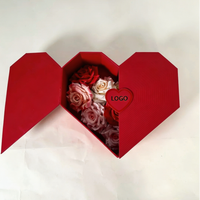 Boîte cadeau personnalisée en papier rouge en forme de cœur à double porte avec revêtement UV, roses artificielles pour la Saint-Valentin, mariage, cadeaux romantiques