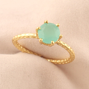 Bague de fiançailles solitaire forme ronde délicate aqua calcédoine martelé texture bague plaqué or 18 carats bague empilable minimaliste - Product Image 1