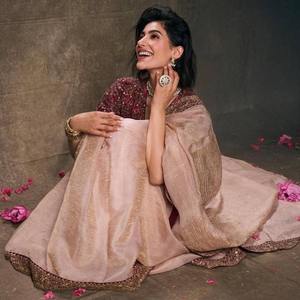 Venta al por mayor Listo para usar Chinon Sarees con bordado detallado Elegante colección de Sari precosido para minoristas de moda - Product Image 3