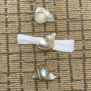 Anneau de serviette en coquille de mer d'origine artisanale du Vietnam: porte-coquille naturel fait à la main pour le réglage de la table de réception de mariage, 99 données en or. - Product Image 1