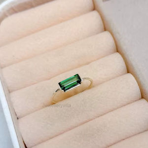 แหวนบาแกตต์มรกต, เงินแท้ 925, แหวนพลอยประจำเดือนเกิด, ของขวัญวันครบรอบ, แหวนทอง, แหวนสไตล์มินิมอล, แหวนพลอยสีเขียว - Product Image 1