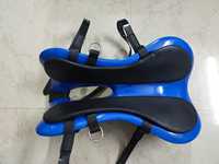 Silla de Montar BLUHORSE Excelente, de Fibra de Vidrio y Cuero PU, Resistente, 18 Pulgadas, Disponible en Varios Colores, Duradera, Ligera y de Larga Duración