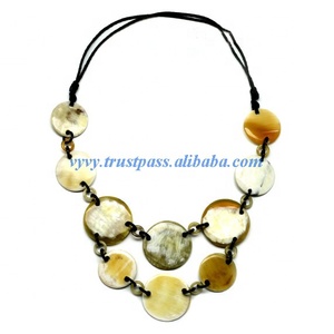 Chaînes élégantes en corne de buffle naturelle du Vietnam VN57, sertissage à griffes, taille réglable, faites à la main pour les fêtes et les mariages - Product Image 1