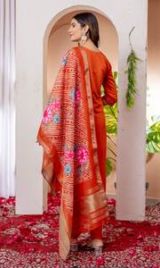 Vêtement ethnique indien vibrant à coupe droite avec un travail lourd sur le décolleté et un dupatta en organza à rayures contrastées - Product Image 5