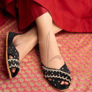 รองเท้าคุสซาทรงเปชาวาร์สีดำ ยี่ห้อราฮี เอ็นเตอร์ไพรส์ รุ่น RE-K-001 พื้นรองเท้ากันลื่น หนังแท้ พื้นรองเท้าด้านนอกทำจากหนังแท้  หน้าผ้ากำมะหยี่ ทำด้วยมือ - Product Image 2