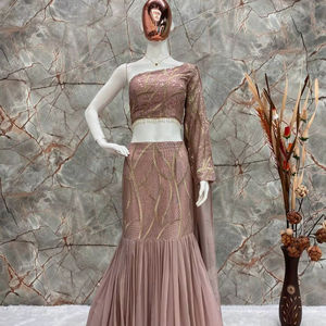 Ensemble traditionnel gris crème en fausse Georgette Lehenga Choli Prêt-à-porter à volants de style poisson coupé pour les mariages Cocktails - Product Image 1