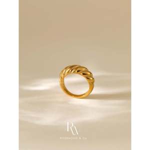 Anello a croissant in oro 18 carati con intarsio impermeabile, anello a fascia spessa da 4 mm, stile signet. - Product Image 4