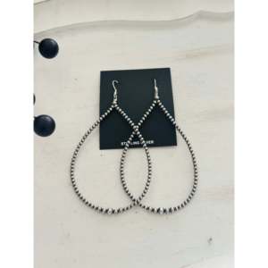 Boucles d'oreilles pendantes en perles graduées Navajo, en argent sterling, avec un design élégant en forme de goutte d'eau - Product Image 1
