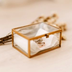 Joyero de cristal de latón hecho de metal está elegantemente diseñado en forma rectangular y embellecido en un espléndido color dorado - Product Image 2