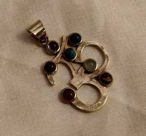 Colgante de latón con labradorita y símbolo Om, engaste de bisel dorado, estilo bohemio, tecnología de incrustación religiosa hindú - Product Image 1