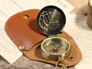 Brújula de latón para exteriores, reloj de sol, brújula de navegación, diseño ajustable resistente al agua, ideal para aventuras, senderismo, viajes y geología - Product Image 2