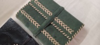 Journaux en cuir sur mesure et carnets de croquis en cuir disponibles avec point latéral et inserts en pierre adaptés à la revente