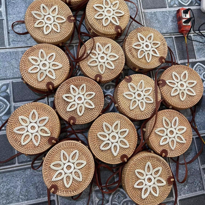 Bolsos de hombro redondos de ratán hechos a mano a precio barato, bolsos de mano para mujer, bolso informal para mujer con decoración especial de flores, bolso de diseñador - Product Image 1