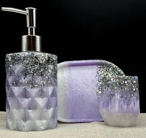 Excellente qualité Design de luxe Ensemble d'accessoires de salle de bain 3 pièces en résine blanche comprenant un distributeur de savon porte-brosse à dents à bas prix - Product Image 1