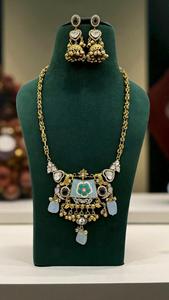 Collier ras du cou artisanal à motif de paon Kundan avec gouttes et boucles d'oreilles Jhumka - Product Image 2