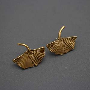 Pendientes elegantes de fabricación india con piedras brillantes, joyería de moda para mujer disponible a un precio asequible - Product Image 5