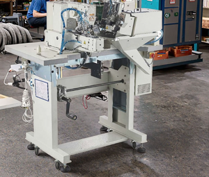 Máquina de Coser Industrial Computarizada de Doble Aguja para Colocar Presillas de Cinturón, Modelo DS-6004B-IM-254, Nueva - Product Image 2