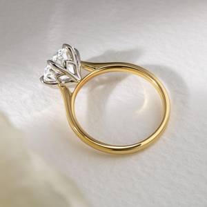 Anillo de Compromiso con Diamante Cultivado en Laboratorio de 2.00ct, Dos Tonos, Corte Catedral, con Certificación IGI y Engaste de 6 Puntas - Product Image 4