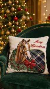 Housse de coussin de Noël de luxe en velours tissé motif cheval, 400 fils/cm², lavable, 50x50cm, broderie équestre Joyeux Noël - Product Image 3