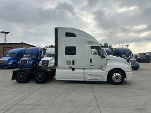 รถบรรทุกหัวลากแบบมีห้องนอน รุ่นประหยัดปี 2022 LT Sleeper - หลังคาสูง A26 450 แรงม้า เกียร์อัตโนมัติ 12 สปีด พร้อมส่งออกทั่วโลก - Product Image 4