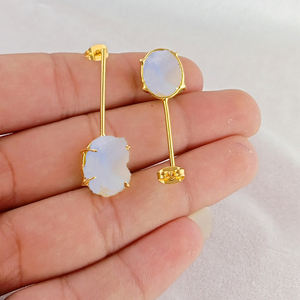 ต่างหูมูนสโตนสีเงินและชุบทองประดับด้วยพลอยเม็ดยาวประดับคริสตัล - Product Image 5