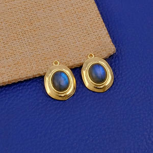 Fabriqué à la main anti-ternissement plaqué or organique martelé Labradorite pendentif ovale charme élégant pour bijoux de fête et créations de bricolage - Product Image 4