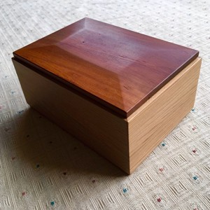 A Red H Y pequeña caja de madera pintada 2 Regalos y manualidades Cajas de madera Letreros de pared - Product Image 4