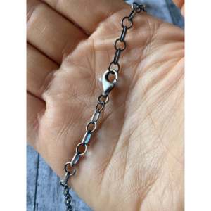 Collier en argent sterling et diamants Buffalo blancs de Sheila Becenti, style religieux, chaînes avec motif en forme de chiffres - Product Image 5