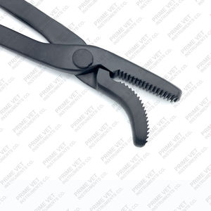 El clincher de herradura de acero inoxidable de primera calidad de Prime vet con bordes de dientes afilados con revestimiento negro. - Product Image 4