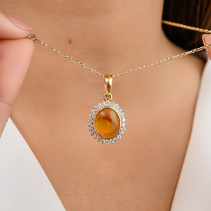 Pendentif solitaire haut de gamme au design unique pour femme en or jaune 14 carats, opale naturelle ovale et halo - Product Image 4