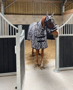 Service personnalisé OEM Couverture équestre d'hiver à bas prix Rembourrage en maille respirante en polaire Tapis imperméables pour chevaux Utilisation en dressage - Product Image 6