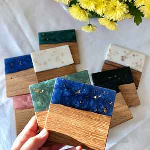 Sous-verres en résine élégants et fonctionnels de Crescent Crafts Design classique en noyer offrant durabilité élégance et dynamisme - Product Image 4