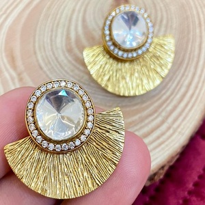 Elegantes pendientes Kundan reales chapados en oro de la mejor calidad para mujer, tachuelas de latón a la moda para ropa de fiesta de boda moderna - Product Image 1